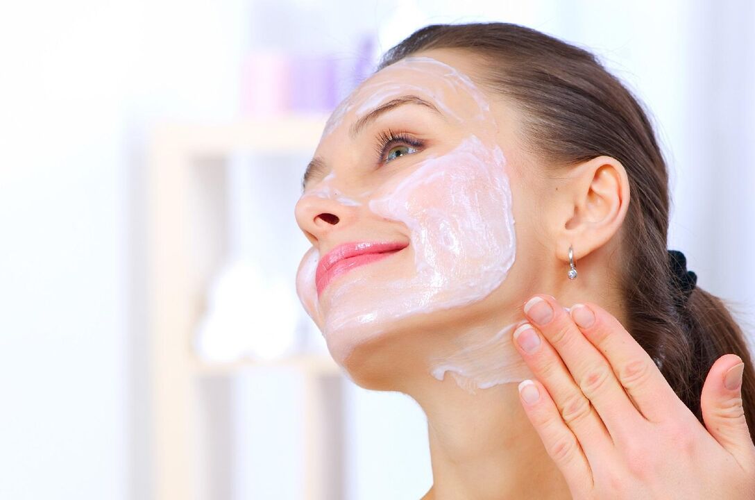 A woman rejuvenates the skin on her face using a homemade mask