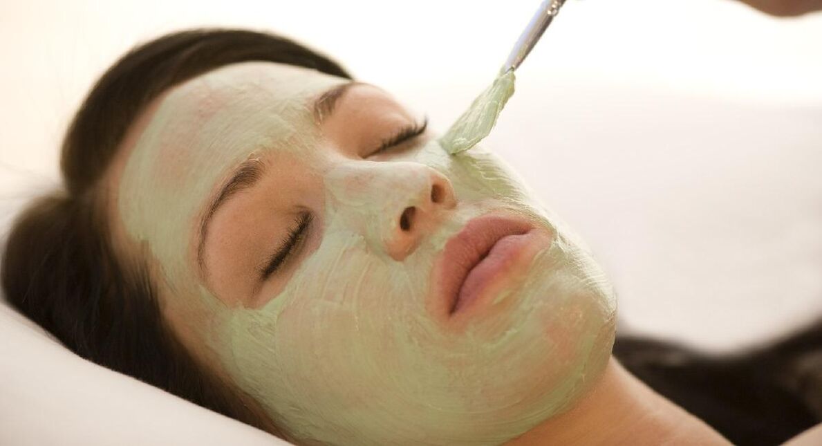 Refreshing facial mask with cucumber, kaolin and coconut milk